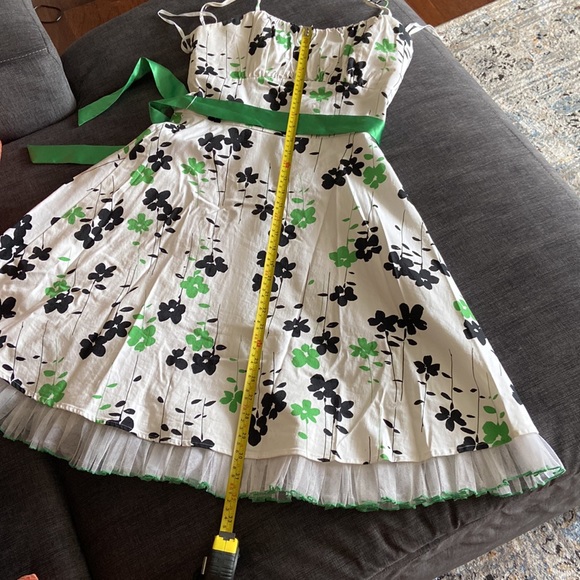 Summer dress size 10, fits like size 6-8 abdomen runs small, likely taken in - Picture 6 of 6